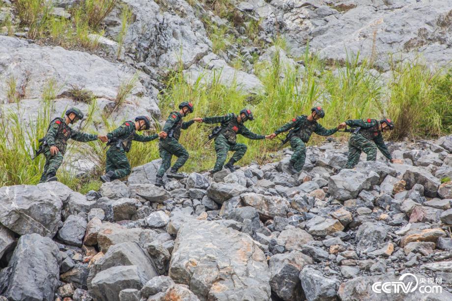 广西来宾：武警特战队员野外实训 提升反恐制胜能力(组图)