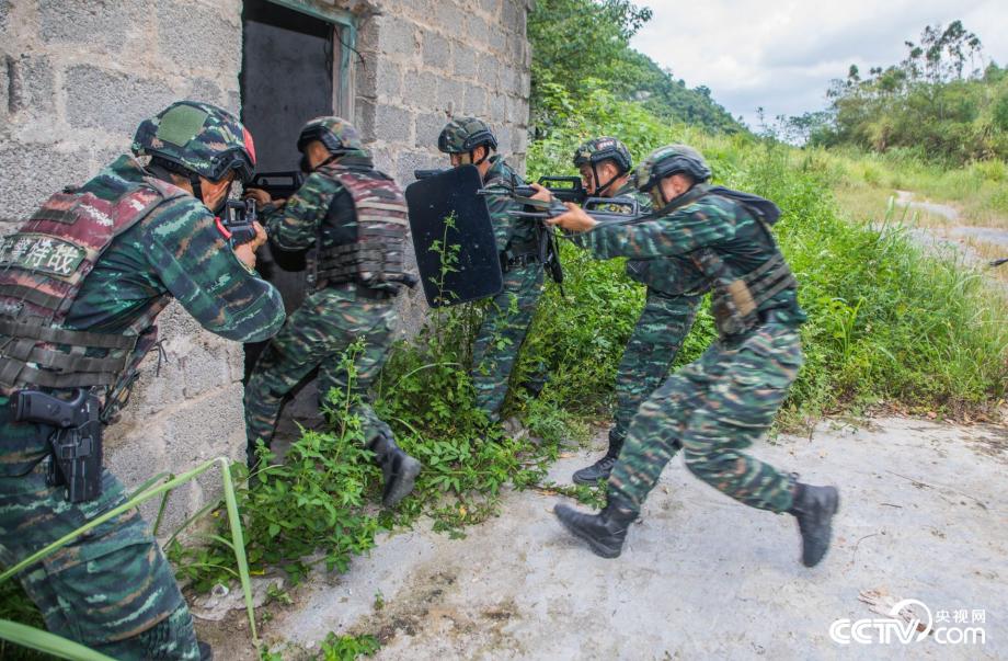 广西来宾：武警特战队员野外实训 提升反恐制胜能力(组图)