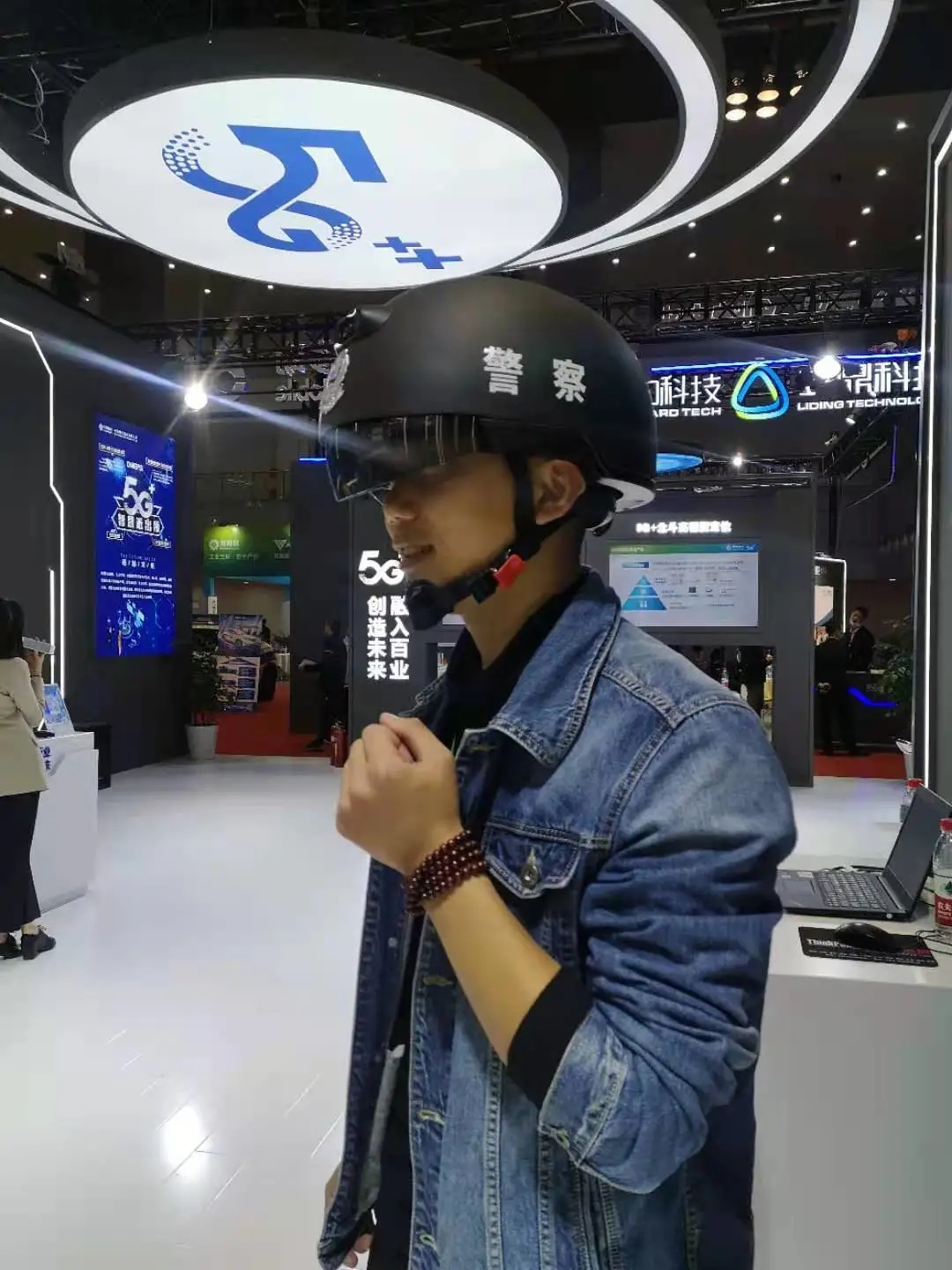 上海钜星警用智能头盔，国货品牌黑科技执法