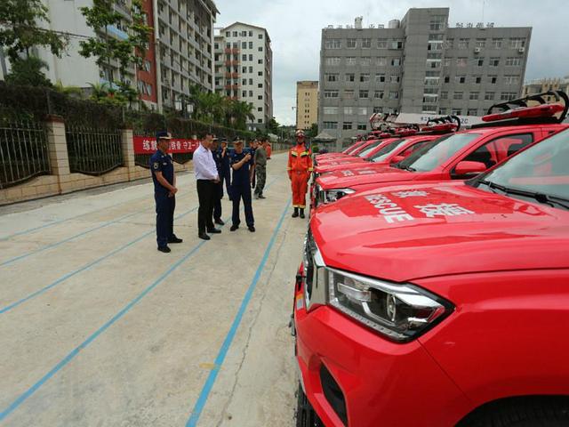 云南普洱：新购置22辆物资运输突击车列装到位消防勤务保障再添新“利器”(组图)