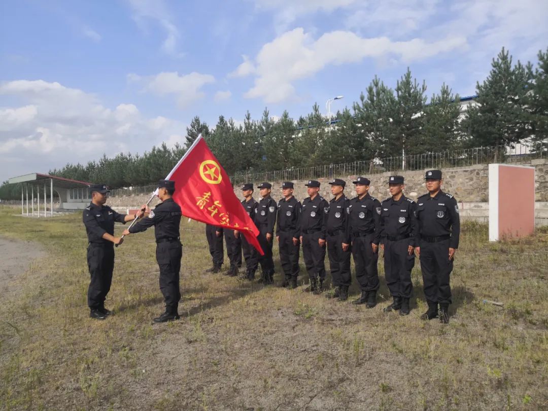 黑龙江省七台河市公安局特警支队举行青年突击队授旗仪式(组图)