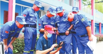 湖北武汉蓝天救援队获两台生命探测仪(图)