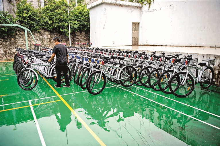 广东省深圳市宝安区首批100辆警用自行车上岗(组图)