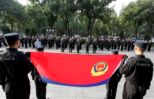 山西省晋中市公安机关举行庆祝中国人民警察警旗授旗一周年活动(图)