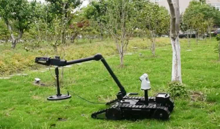 机器人+无人机：空地一体排爆演练进行时
