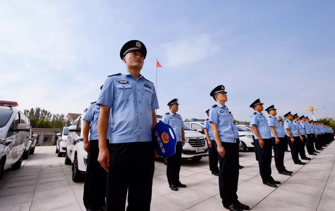 山东烟台海岸警察支队举行警用装备配发仪式(组图)