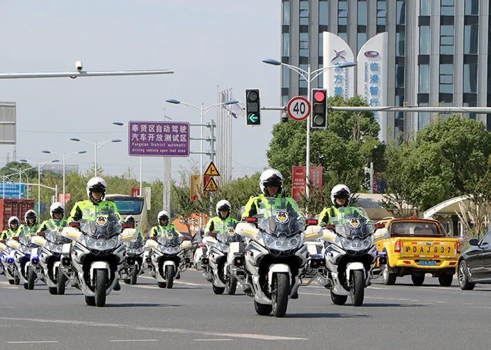 上海“贤城铁骑”骑警队正式发车！(组图)