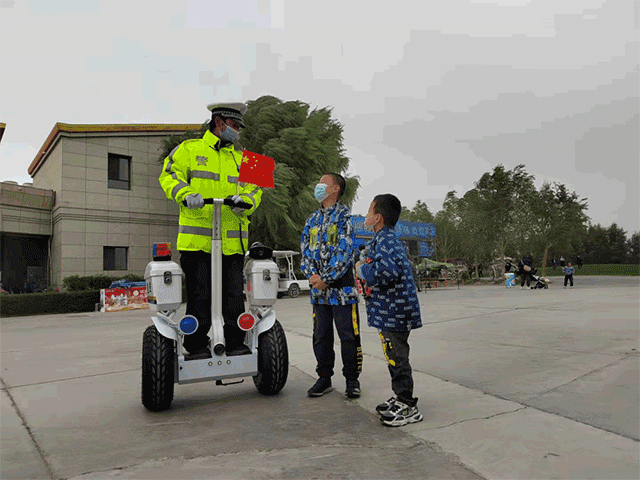 新疆巴州首个“风火轮”上岗：警用平衡车执勤巡逻守平安(组图)