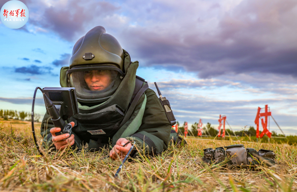 酷!近距离感受爆破兵"硬核"排爆现场(组图)