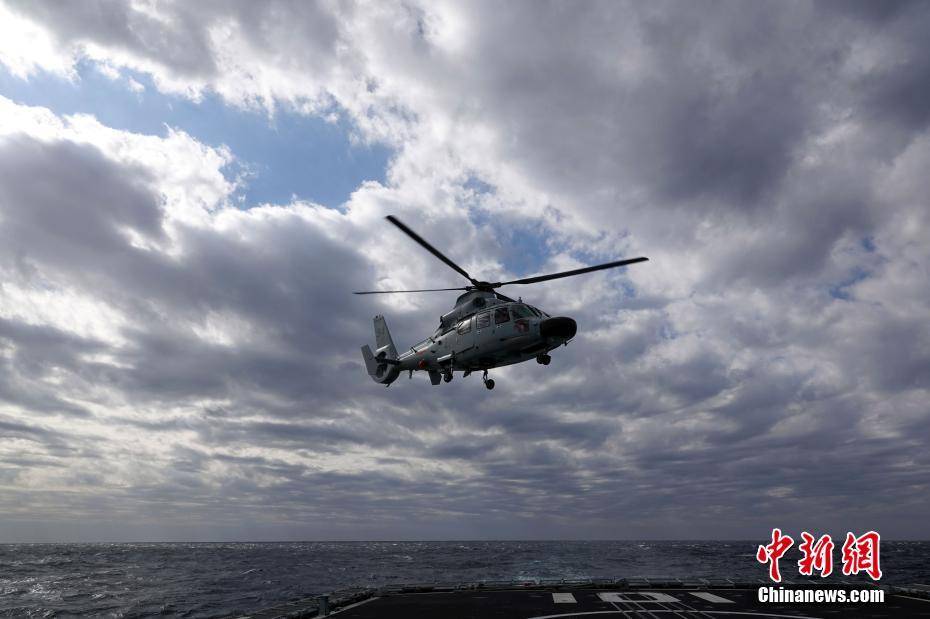 中俄“海上联合-2021”：直升机展开联合反潜演练(组图)