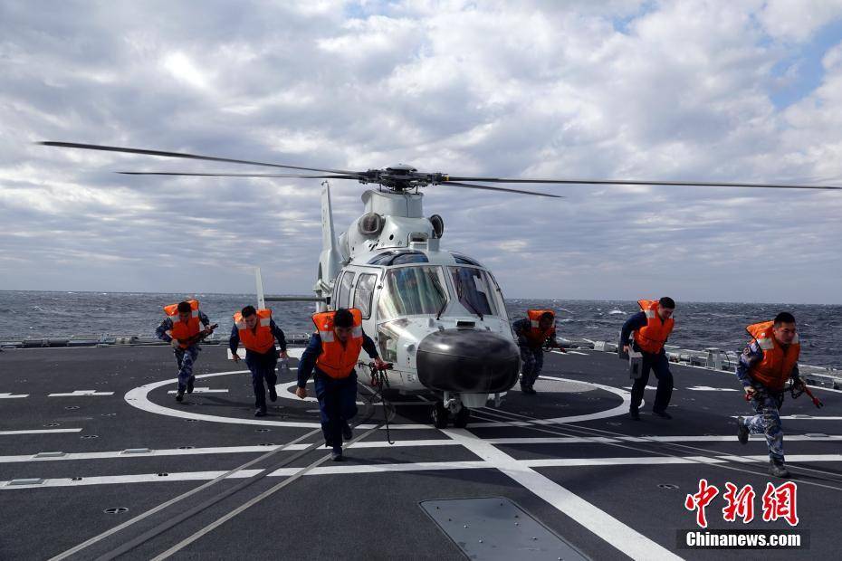 中俄“海上联合-2021”：直升机展开联合反潜演练(组图)