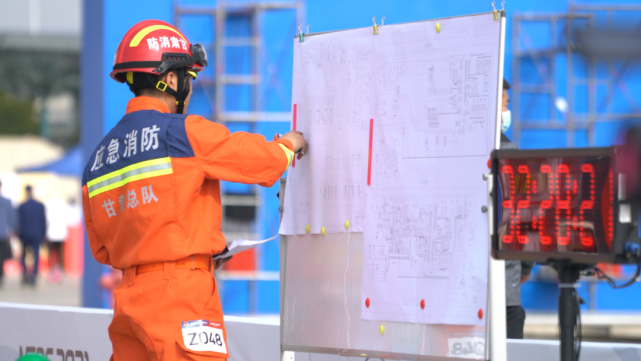 首届全国消防行业职业技能大赛在江苏南京开赛 陆军总队长现场观摩(组图)