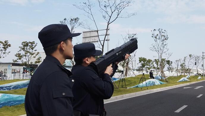 逼停“冲卡车辆”、反无人机、制服“持械歹徒”，上海举行港口反恐演习(组图)