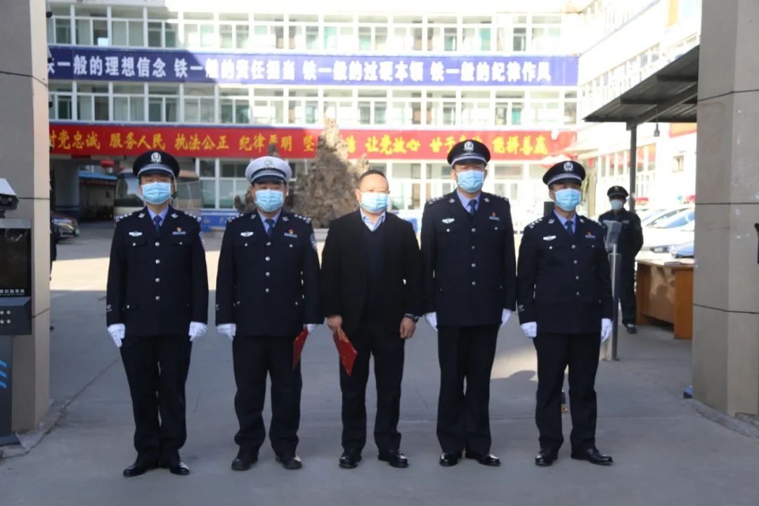 山西临汾市公安局交警支队举行直属各大队揭牌仪式(组图)