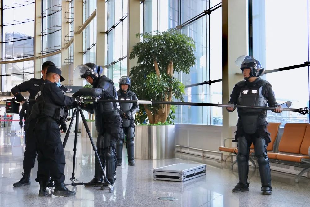 甘肃机场公安局组织开展反恐防暴应急处置演练(组图)