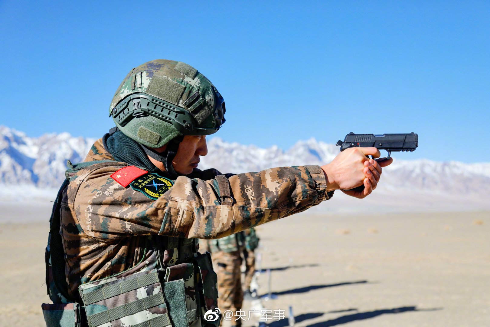 新疆武警射击考核：全面换装92改进型手枪(组图)