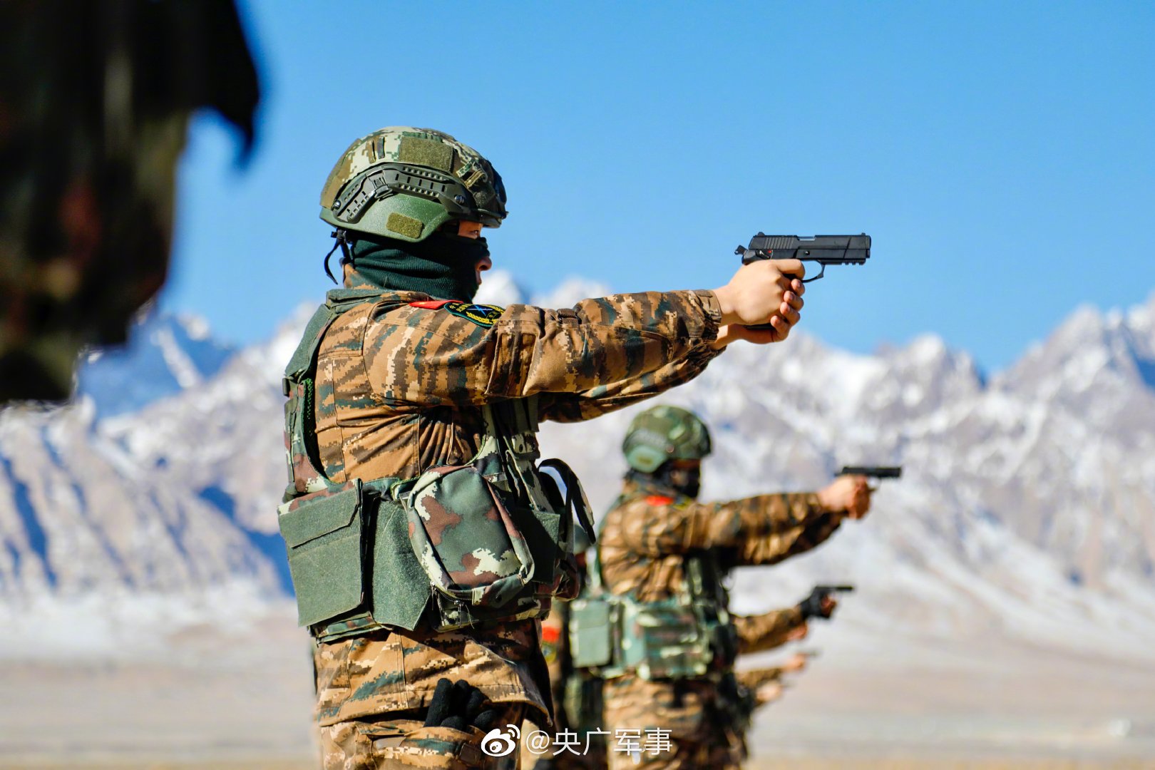 新疆武警射击考核:全面换装92改进型手枪(组图)