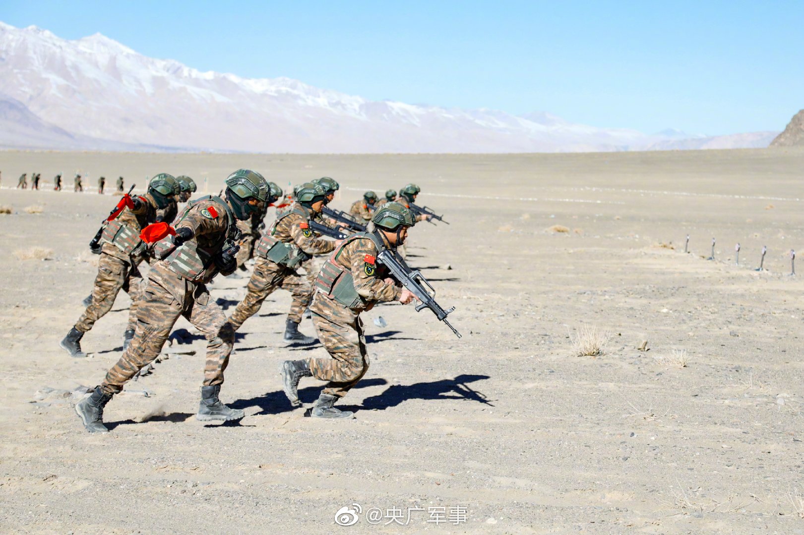 新疆武警射击考核：全面换装92改进型手枪(组图)