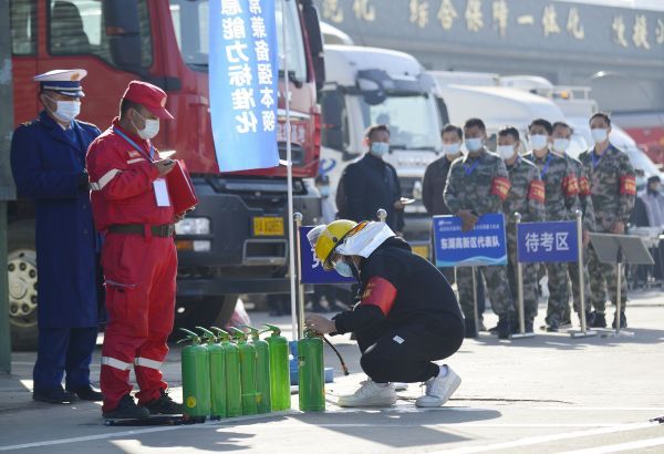 湖北武汉：灭火、攀绳、紧急救护，这套救援动作他们做得很标准(组图)