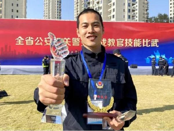 厉害！综合成绩NO.1！湖北荆州一特警获评全省“金牌教官”(组图)