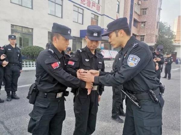 厉害！综合成绩NO.1！湖北荆州一特警获评全省“金牌教官”(组图)