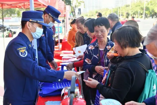 广东河源：安全宣传咨询日“话”消防安全(组图)