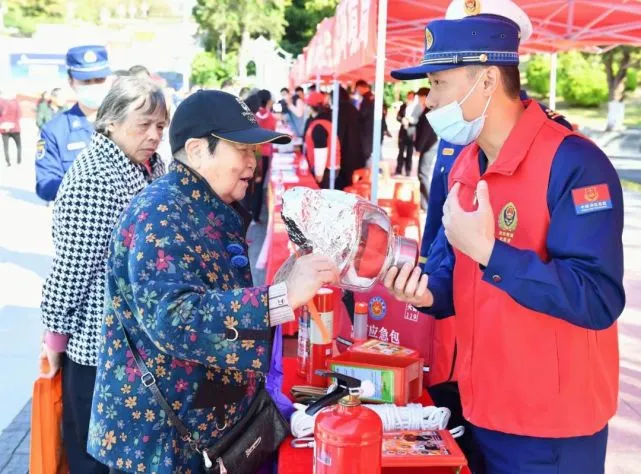 广东河源：安全宣传咨询日“话”消防安全(组图)