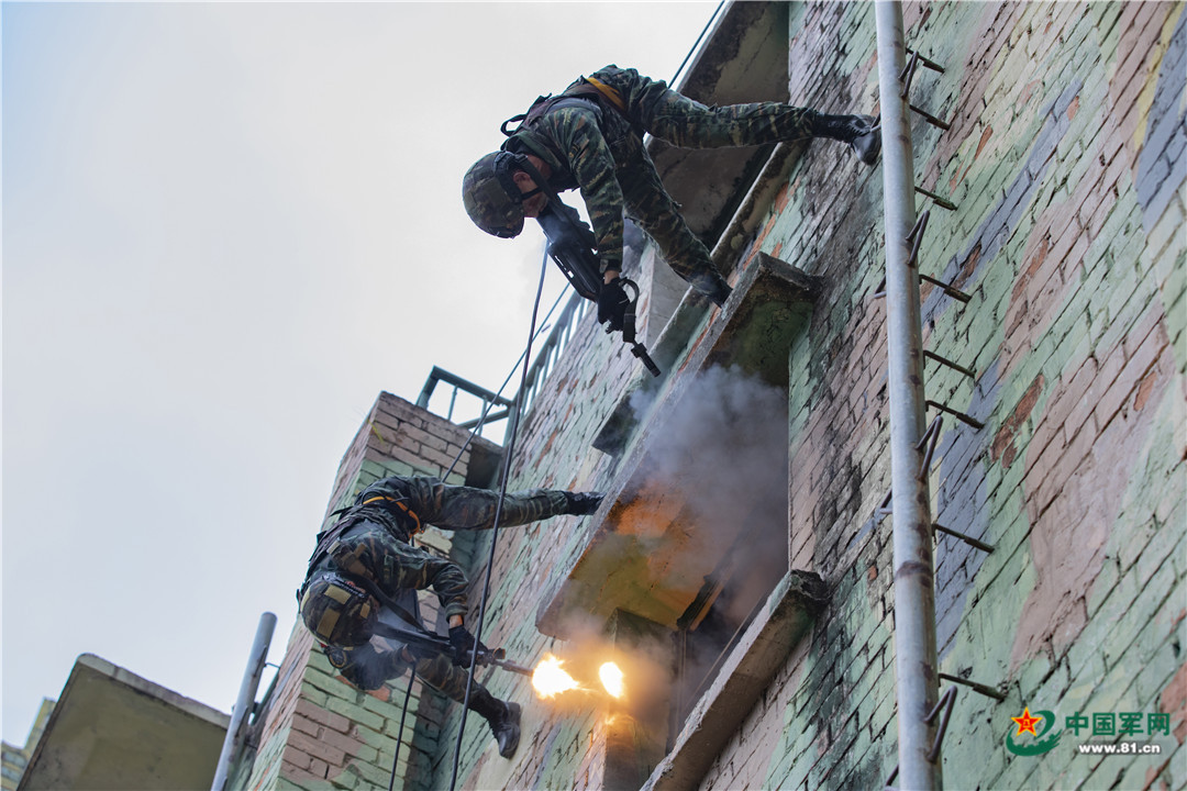 实战实训砺尖兵！武警广西总机动支队反恐演练影像(组图)