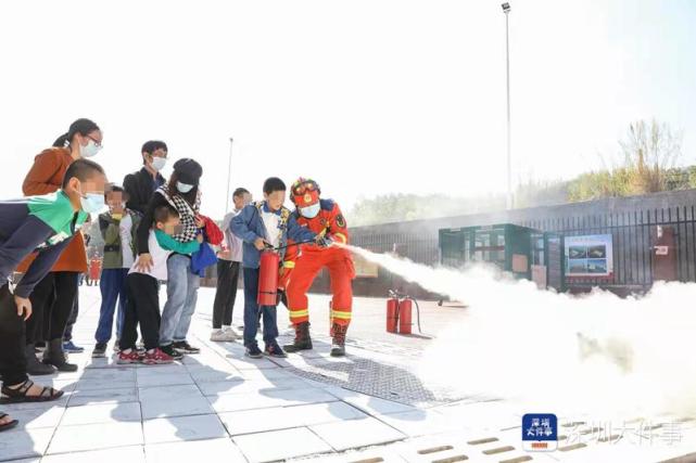 特殊儿童走进广东深圳北站消防救援站，观看机器人展示消防技能(图)