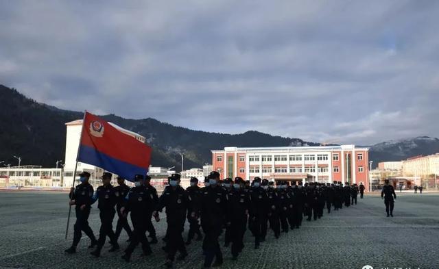 甘肃省甘南[全警实战大练兵]天寒地冬日，正是练兵时(组图)