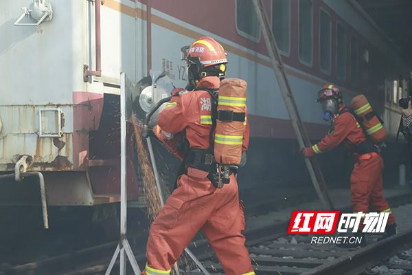 湖南省株洲市消防救援支队开展轨道交通事故应急救援演练(组图)