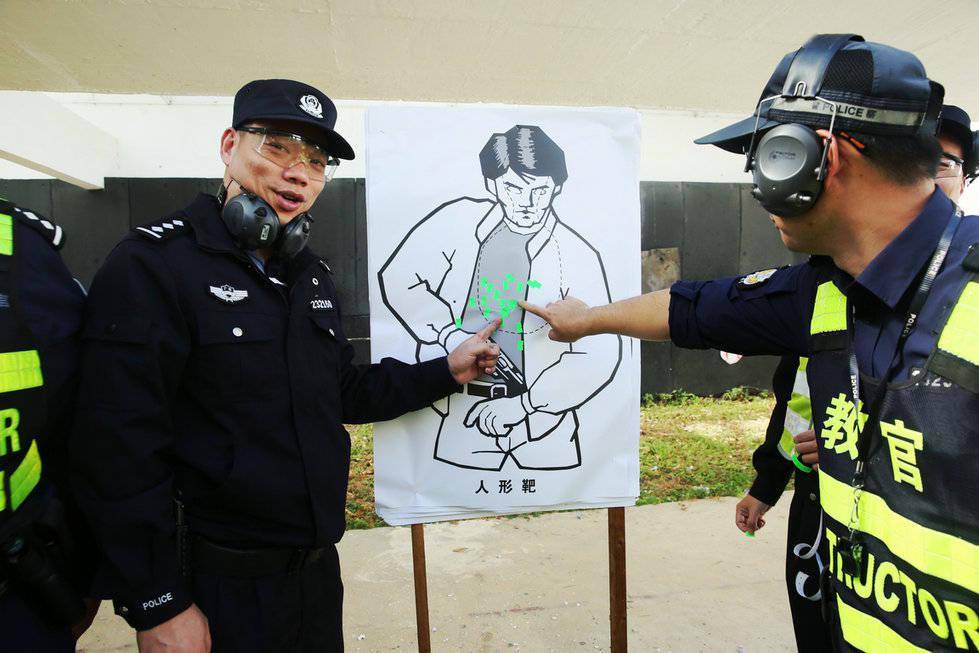 广东省肇庆高要公安开展警用枪械实战训练(组图)