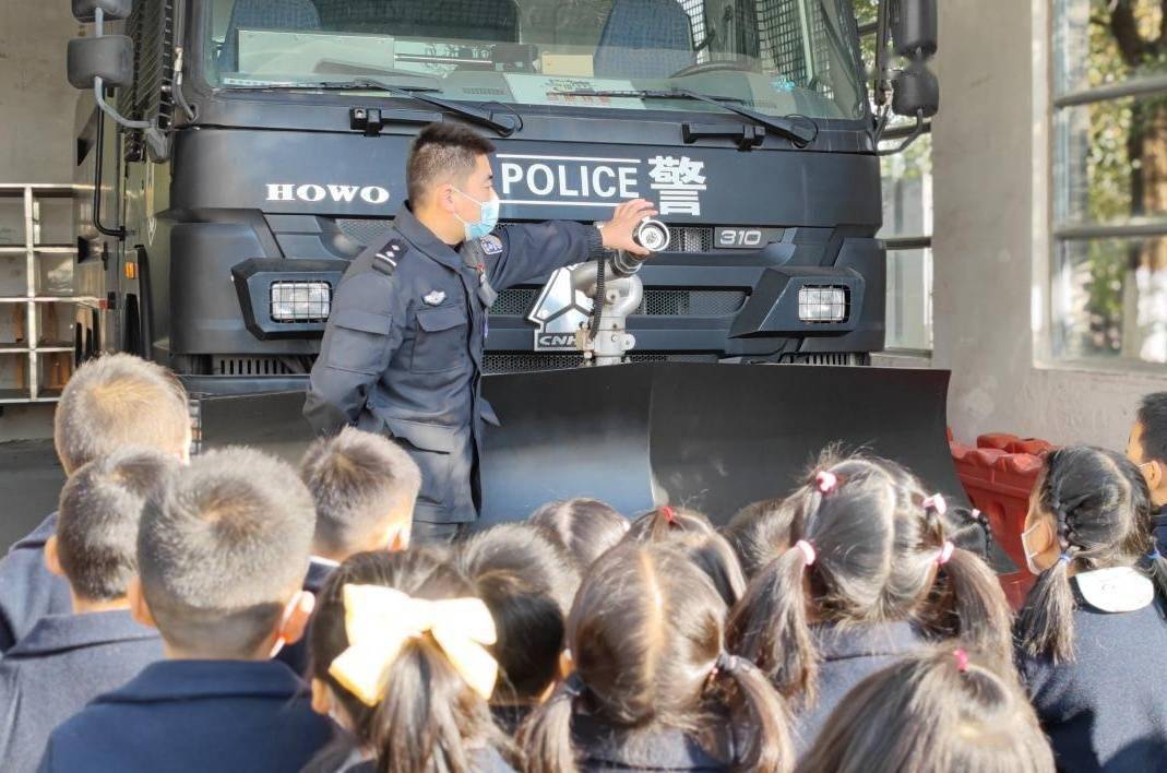 安徽合肥：警营开放日 让孩子们零距离接触警营生活(组图)