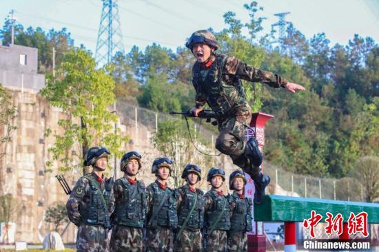 直击重庆武警官兵冬季练兵(组图)