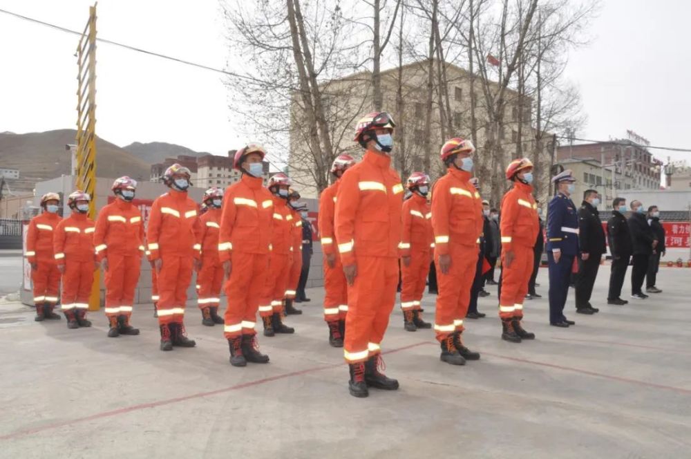甘肃甘南州第一个专业森林消防队在夏河挂牌成立(组图)