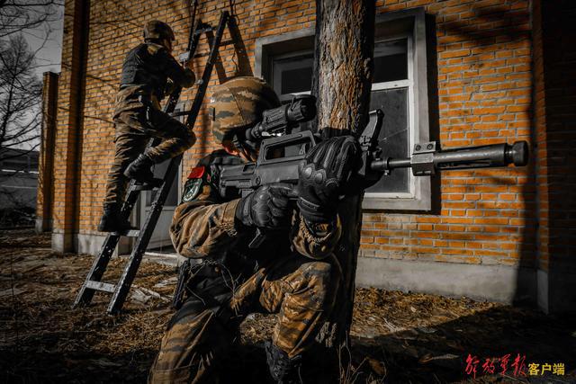 酷图来袭！直击武警特战队员实兵战术演练(组图)