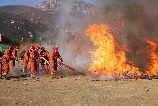 沙场点兵！河南郑州举办森林火灾应急演练(组图)