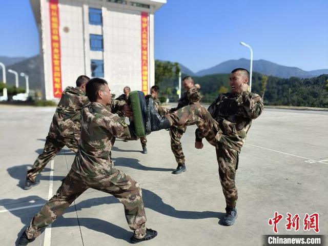 体验武警福建省总队新训：大学生新兵青春“蜕变”(组图)