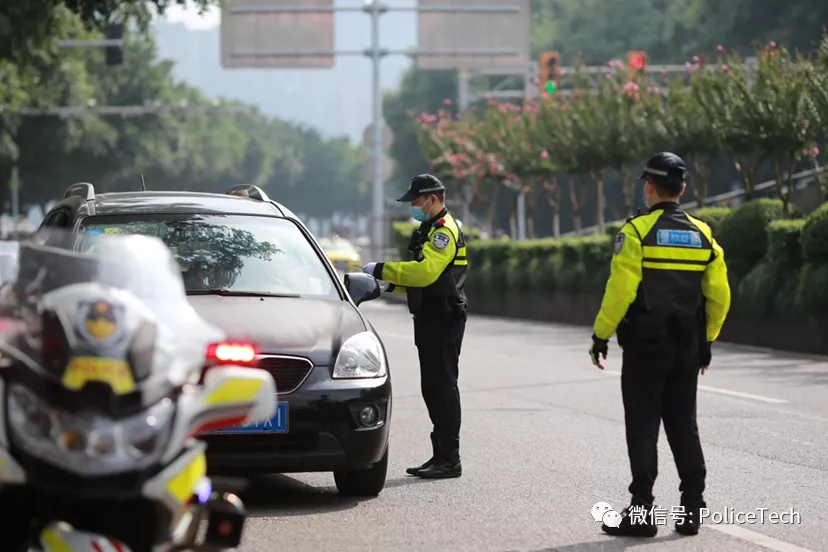 智慧警务服务民生 重庆警方创新推出“交巡执法通”(组图)