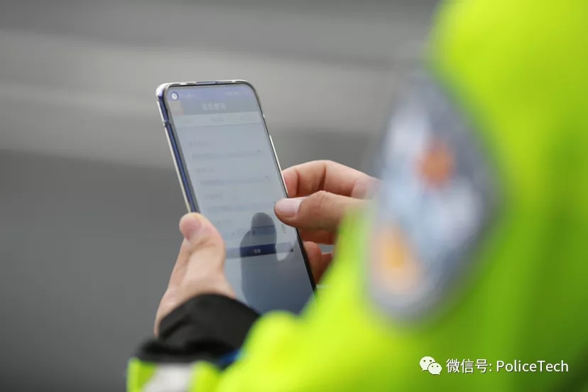 智慧警务服务民生 重庆警方创新推出“交巡执法通”(组图)