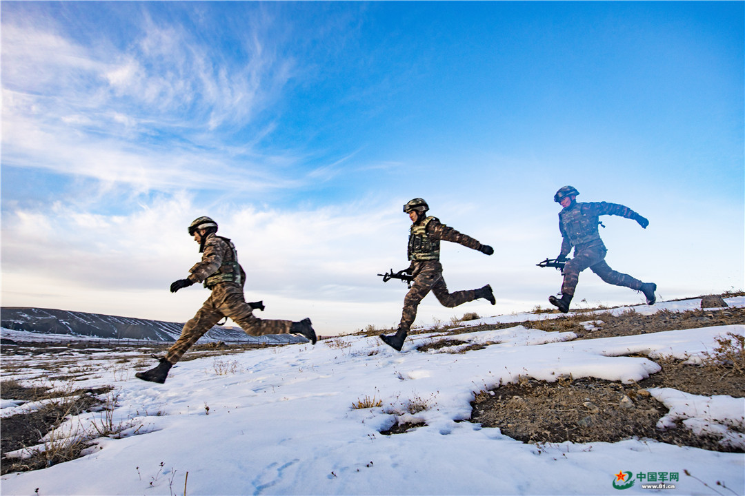天山雪域，看新疆武警官兵如何展开房屋反劫持搜剿战斗(组图)