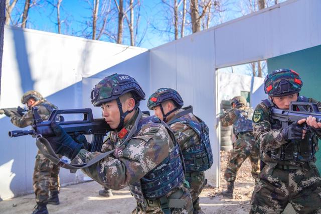 燃爆！看武警侦察兵冬日专项训练锻造尖刀利刃(组图)