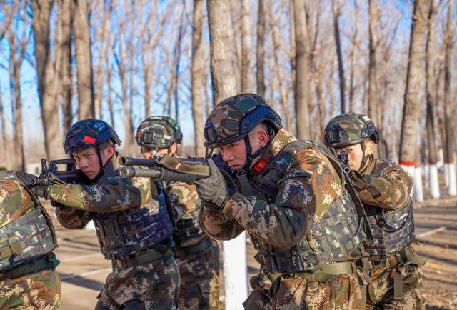 燃爆！看武警侦察兵冬日专项训练锻造尖刀利刃(组图)