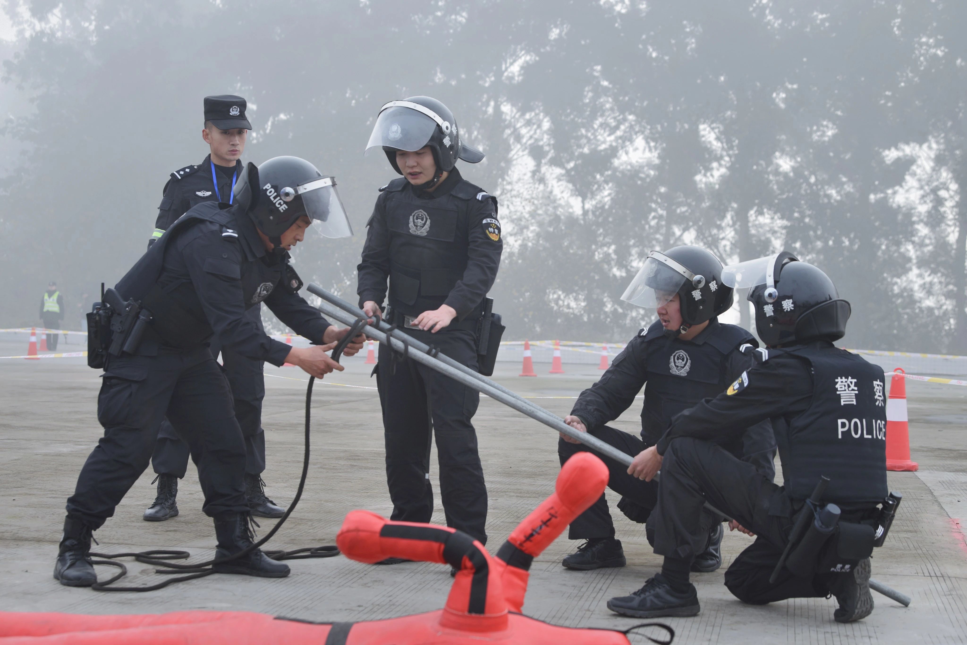 30万人次在线围观，乐山公安巡特警超燃比武“火出圈”了！(组图)