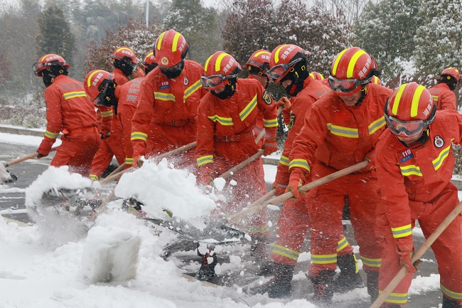 湖南180名消防指战员在风雪中苦练应急能力(图)