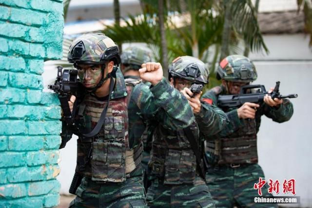广西北海：直击武警特战队员新年实战练兵(组图)