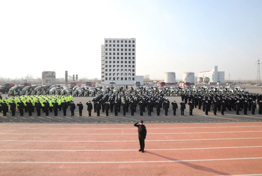 辽宁省鞍山市公安机关举行2022年安保维稳第一场会战出警仪式