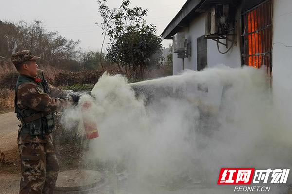 训练时遇火情 湖南武警岳阳支队官兵紧急出动灭火救人(组图)