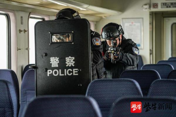为确保春运平安运营，护航平安回家路：江苏南京铁路警方开展应急处突演习(组图)