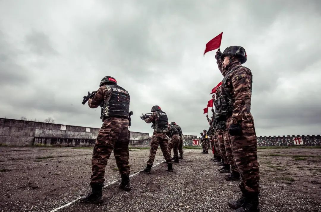 超帅！张张都是大片 直击武警特战队员反恐演练场面震撼(组图)